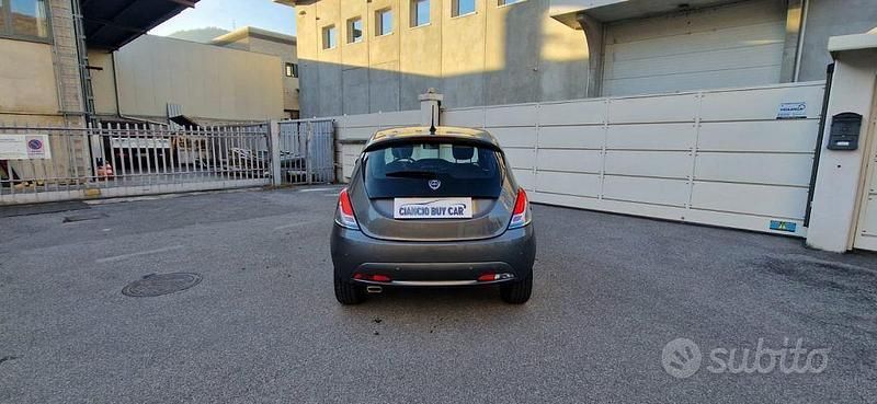 Usata Lancia Ypsilon Gold 69 CV (50 kW) 2022 Grigio scuro Utilitaria