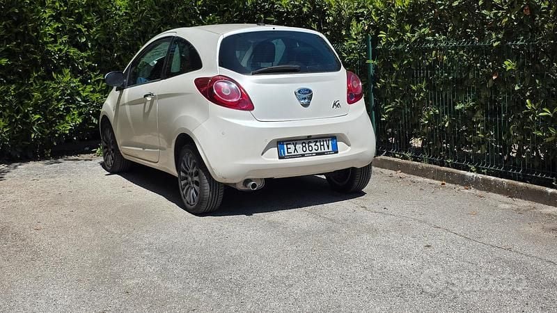 Bianco Usata 2014 Ford Ka Due volumi | 5600 € (Buon prezzo) - Immagine 1/4
