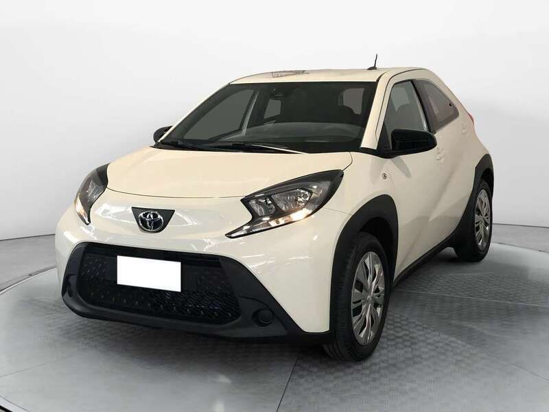 Bianco Nuova 2024 Toyota Aygo Active Due volumi | 15.500 € - Immagine 1/4