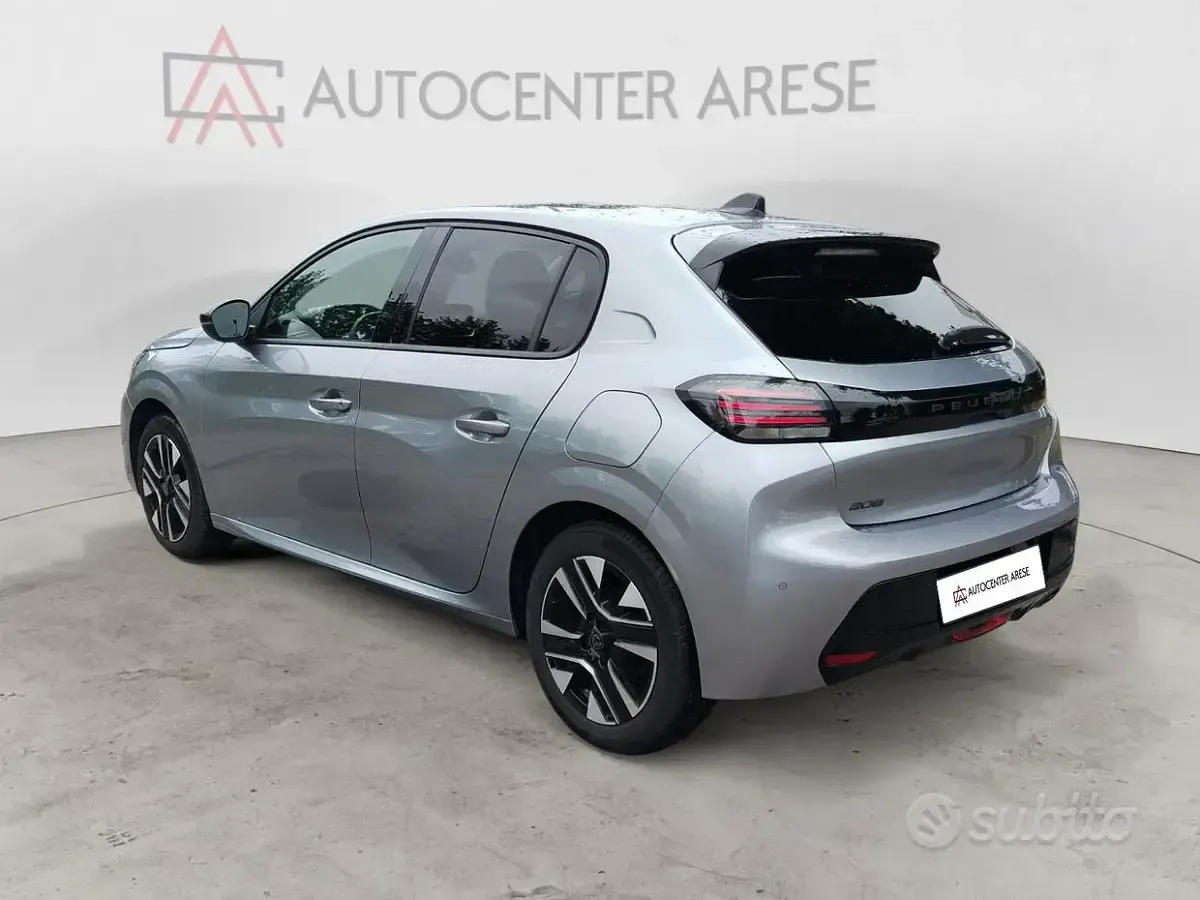 Usata Peugeot 208 Allure 101 CV (74 kW) 2025 Grigio Utilitaria