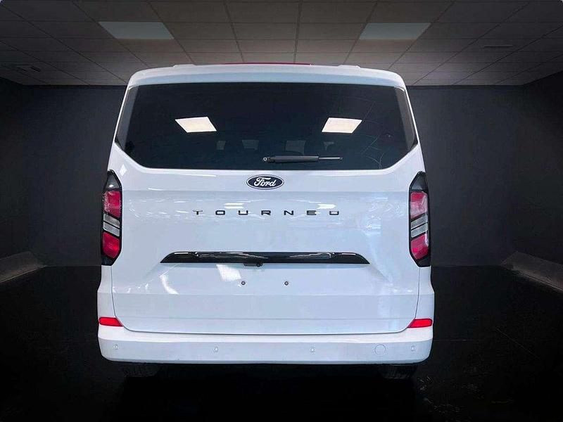 Usata Ford Tourneo Titanium 136 CV (100 kW) 2024 Bianco Monovolume