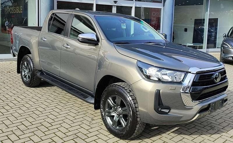 Nuova Toyota HiLux Lounge 204 CV (150 kW) 2026 Oxide bronze Pick-up