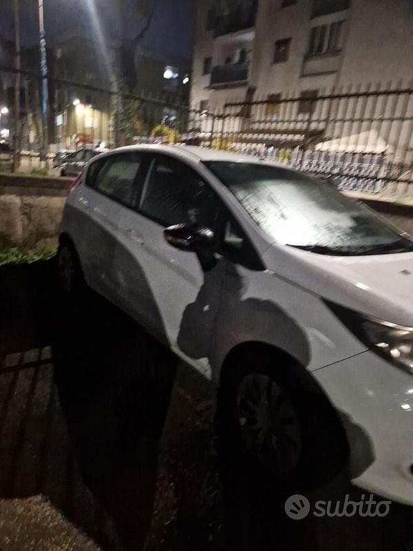 Usata Ford Fiesta 60 CV (44 kW) 2009 Bianco Utilitaria