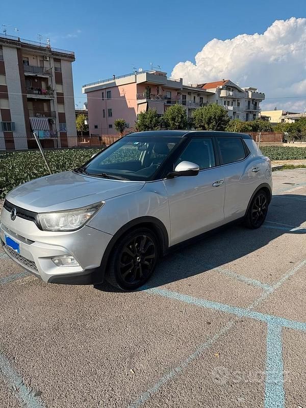 Usata Ssangyong (KGM) Tivoli 128 CV (94 kW) 2015 Grigio SUV