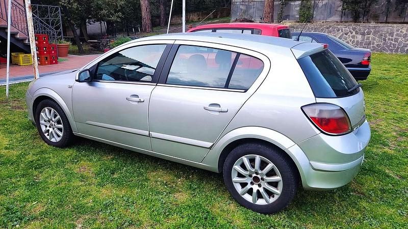 Usata Opel Astra Elegance 101 CV (74 kW) 2004 Argento Berlina