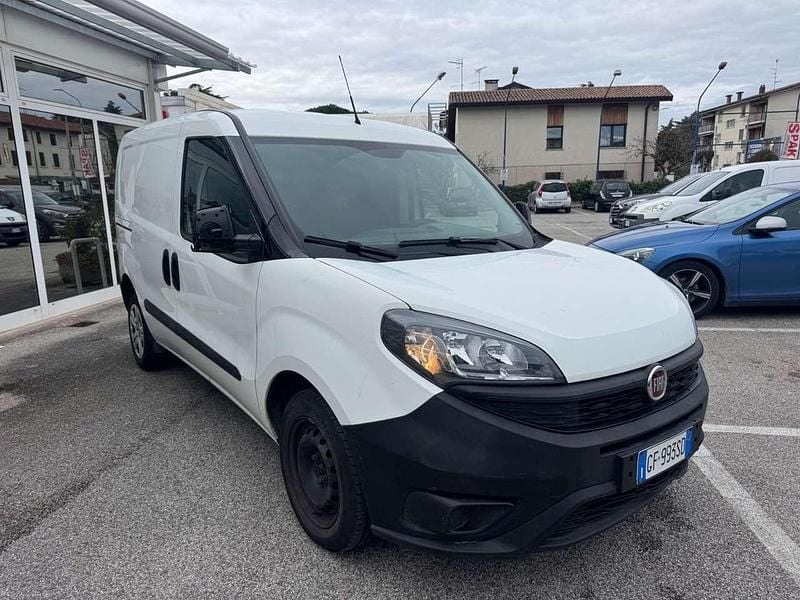 Usata Fiat Doblò Lounge 105 CV (77 kW) 2021 Bianco Monovolume