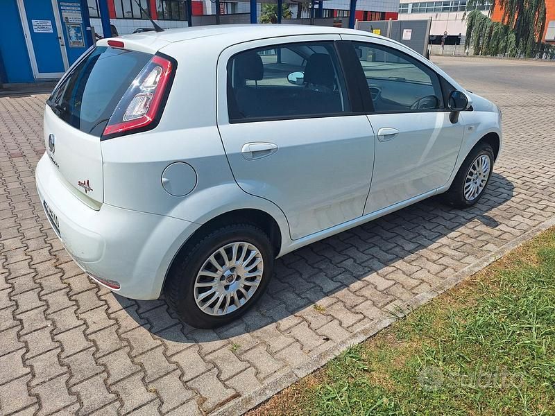 Usata Fiat Punto Evo Dynamic 77 CV (56 kW) 2011 Bianco Utilitaria