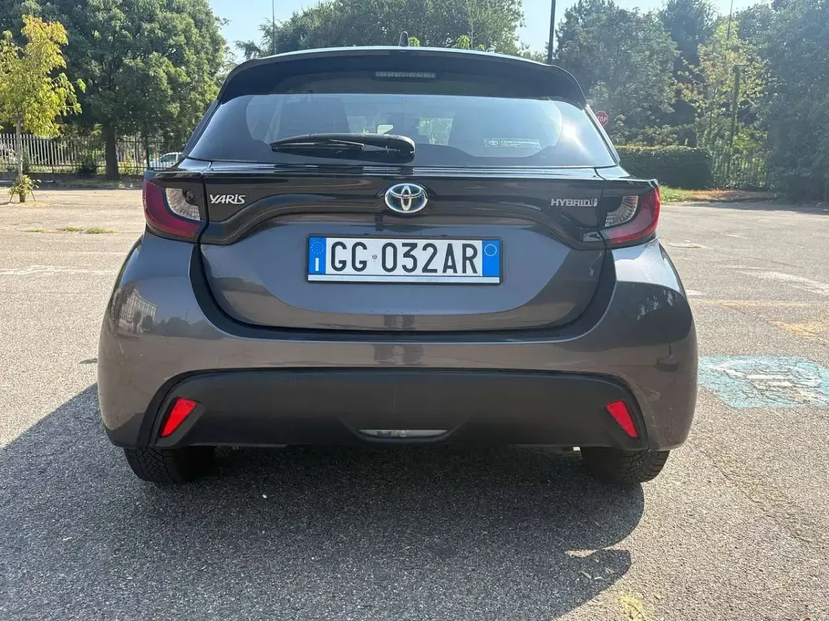 Usata Toyota Yaris Hybrid Business Edition 92 CV (67 kW) 2021 Dark grey metallic Berlina