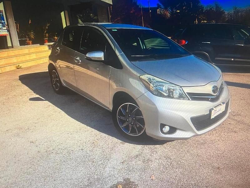 Usata Toyota Yaris Lounge 89 CV (65 kW) 2018 Grigio Berlina