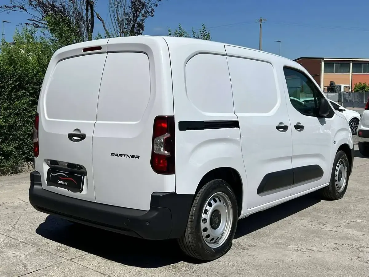 Käytetty Peugeot Partner 131 HP (96 kW) 2025 Valkoinen Tila-auto