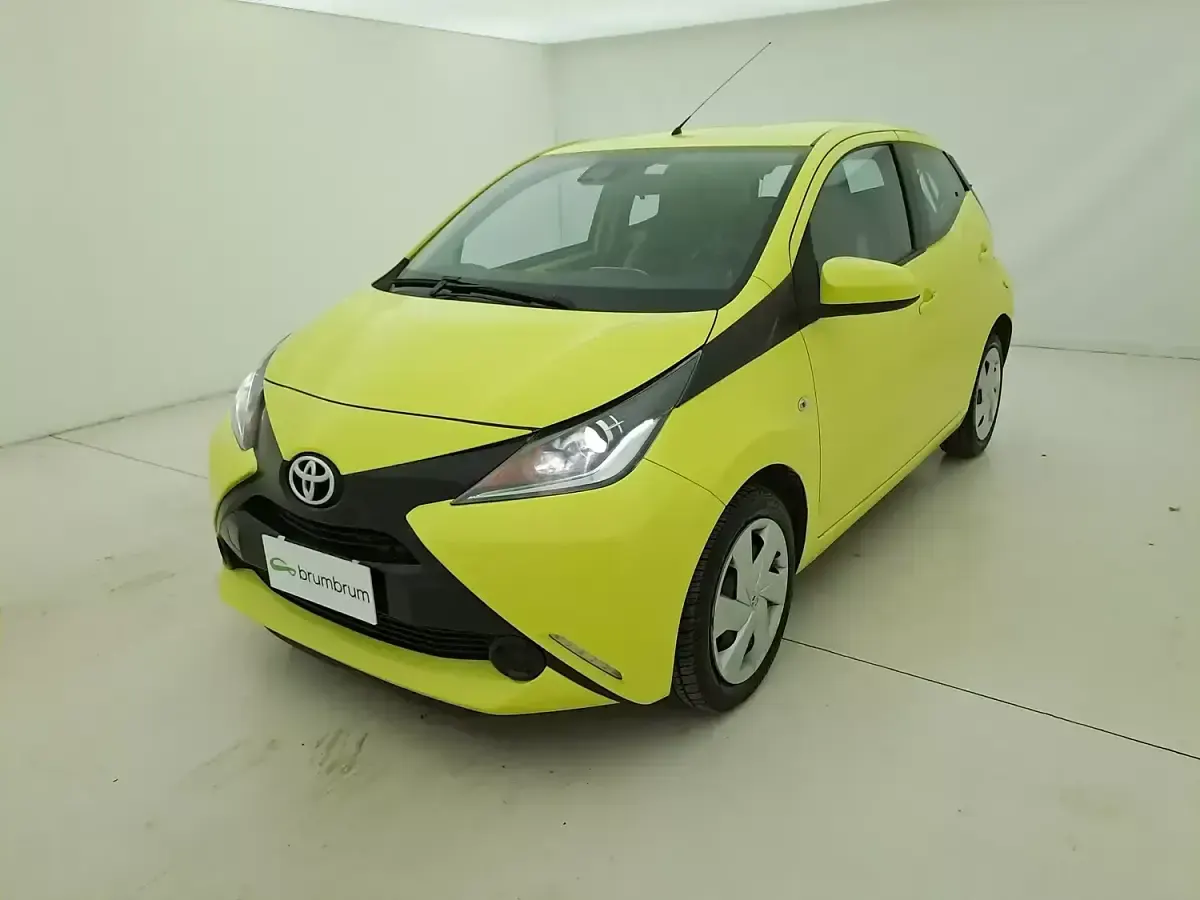 Usata Toyota Aygo Cool 69 CV (50 kW) 2017 Giallo/orogiallo/oro Utilitaria