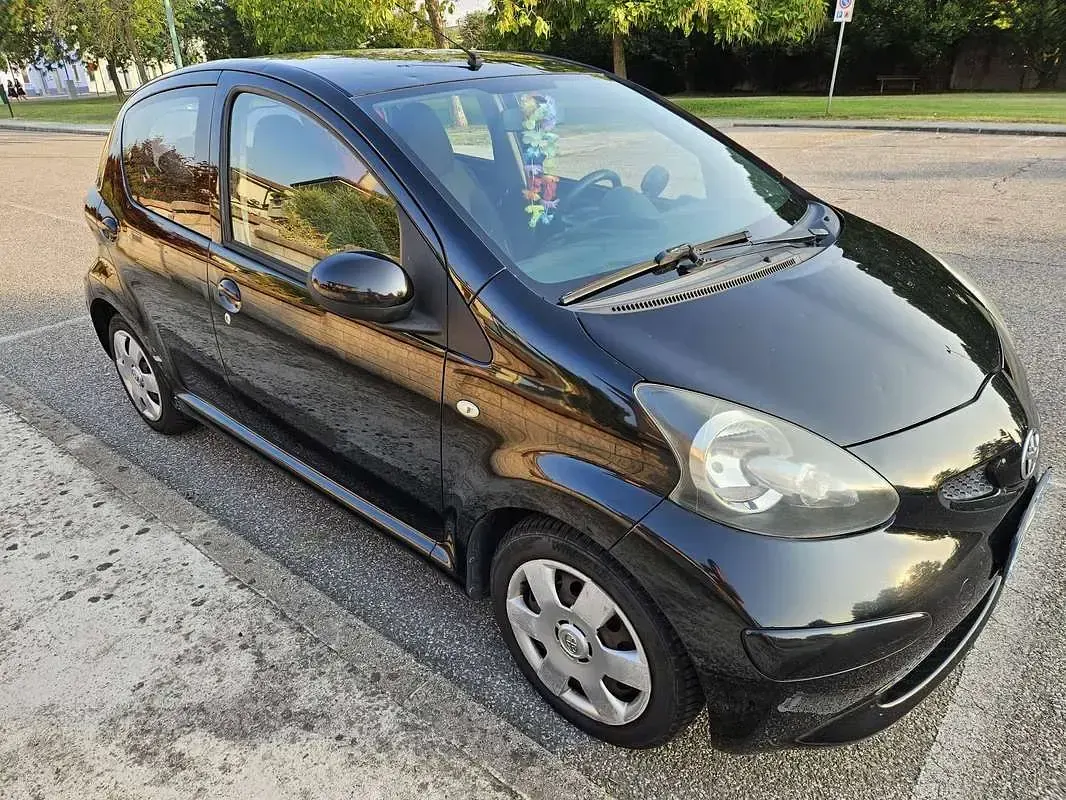 Usata Toyota Aygo Sol 68 CV (50 kW) 2009 Nero Utilitaria
