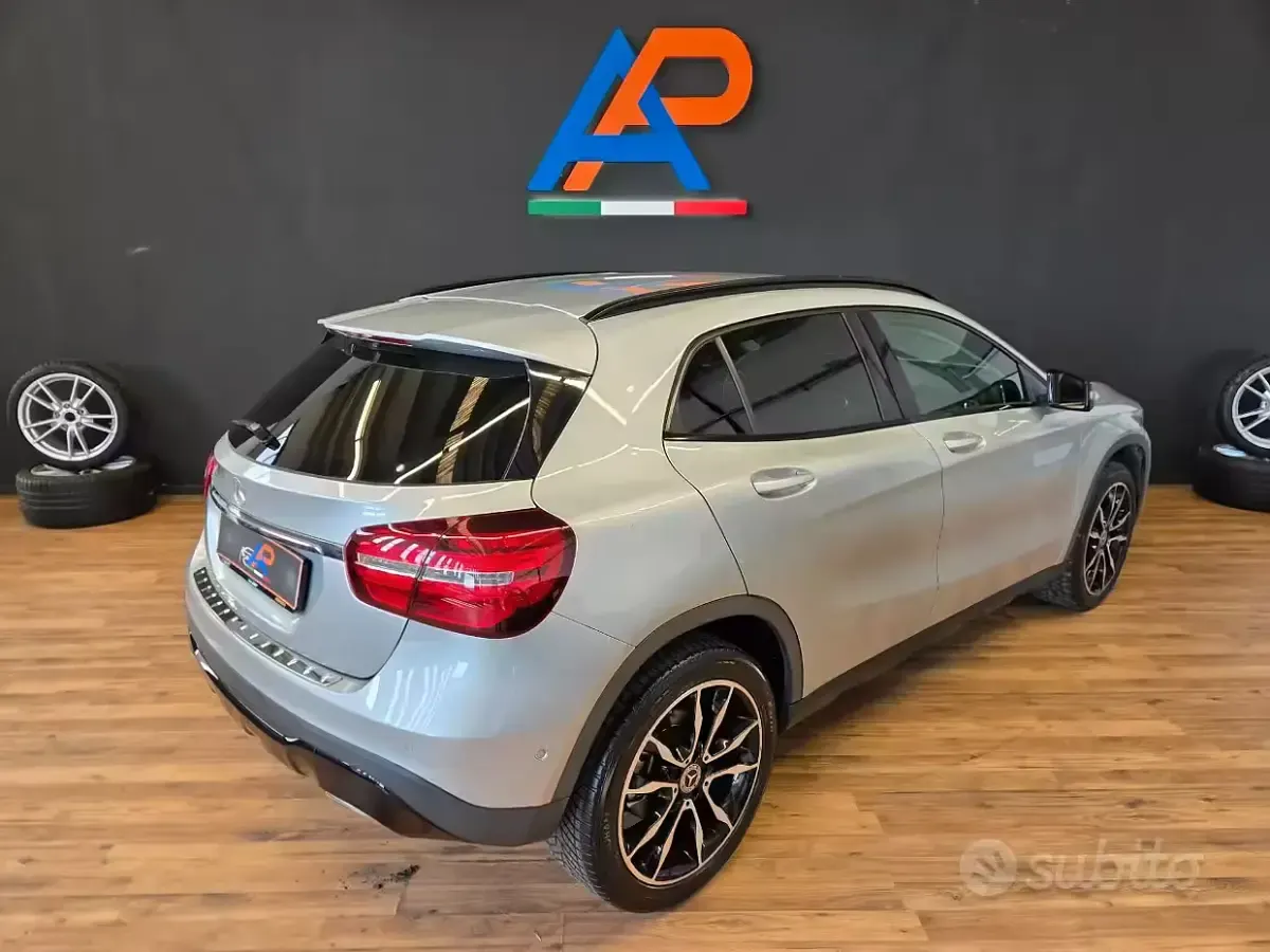 Usata Mercedes GLA200 136 CV (100 kW) 2018 Grigio SUV