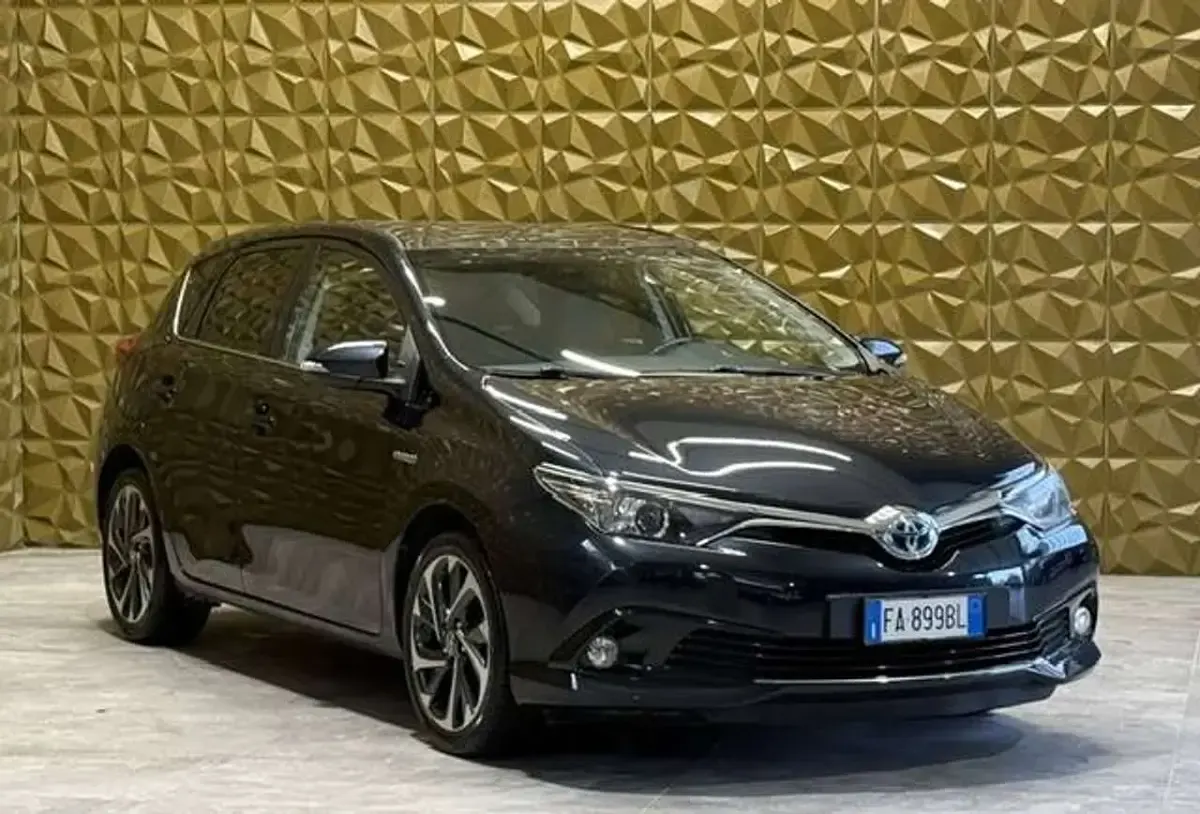 Usata Toyota Auris Hybrid 99 CV (72 kW) 2015 Blu/azzurro Station wagon