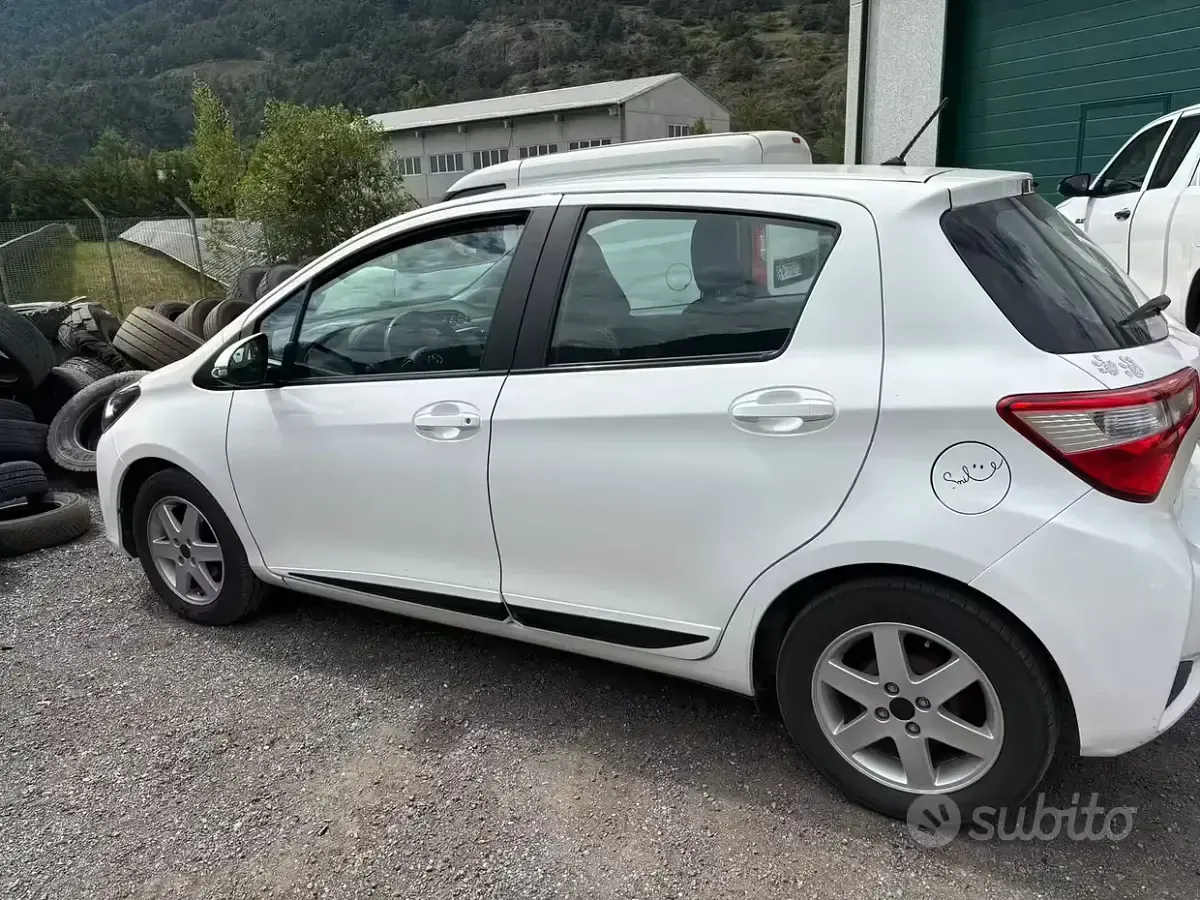 Usata Toyota Yaris 68 CV (50 kW) 2017 Bianco Berlina