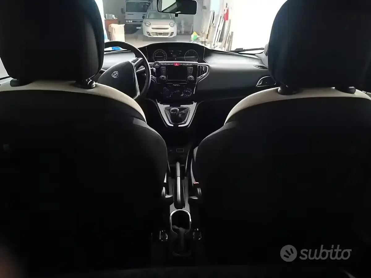 Usata Lancia Ypsilon Gold 69 CV (50 kW) 2016 Grigio Utilitaria