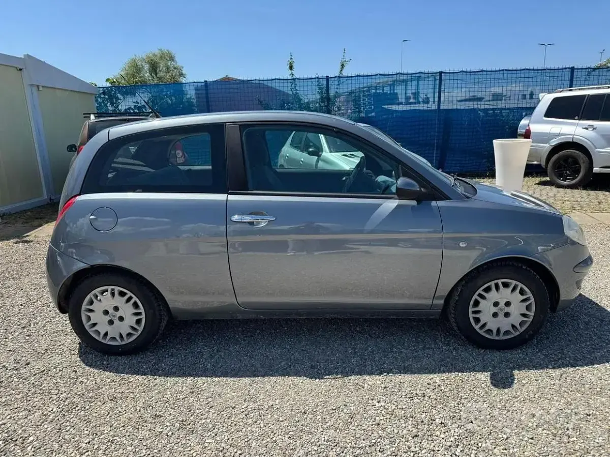 Usata Lancia Ypsilon 60 CV (44 kW) 2004 Grigio Utilitaria