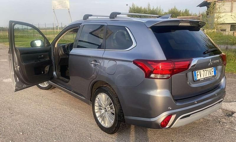 Usata Mitsubishi Outlander P-HEV Instyle 135 CV (99 kW) 2019 Grigio SUV