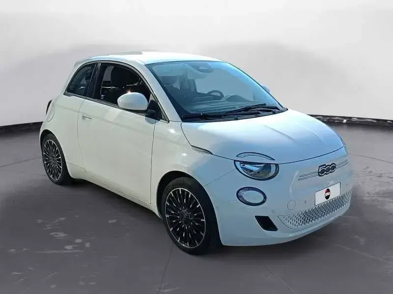 Usata Fiat 500e Icon 86 kW (118 CV) 2022 Bianco Utilitaria
