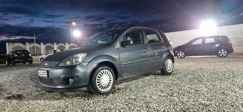 Grigio Usata 2006 Ford Fiesta Titanium Tre volumi | 999 € (Super prezzo) - Immagine 1/4
