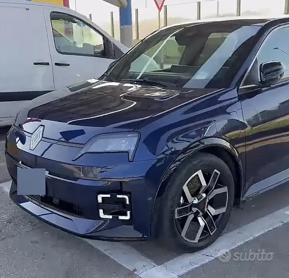 Usata Renault R5 Iconic 77 kW (106 CV) 2024 Bluazzurro Utilitaria