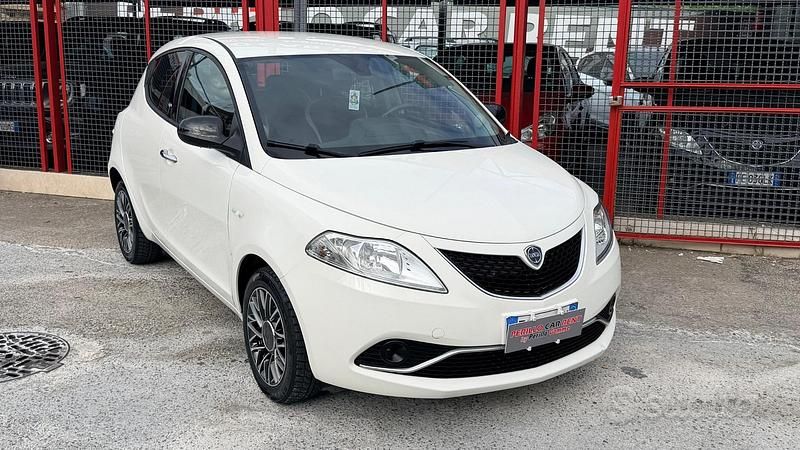 Usata Lancia Ypsilon Platinum 69 CV (50 kW) 2016 Bianco Utilitaria