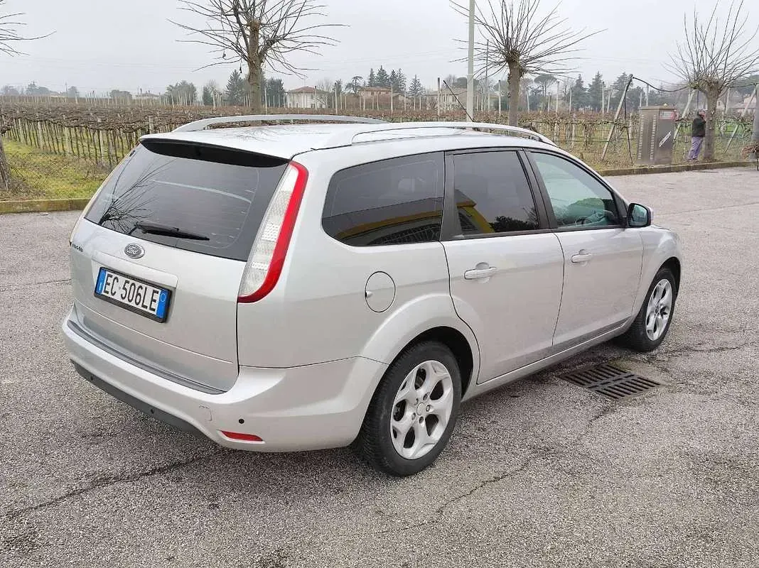 Usata Ford Focus 110 CV (80 kW) 2010 Argento Station wagon
