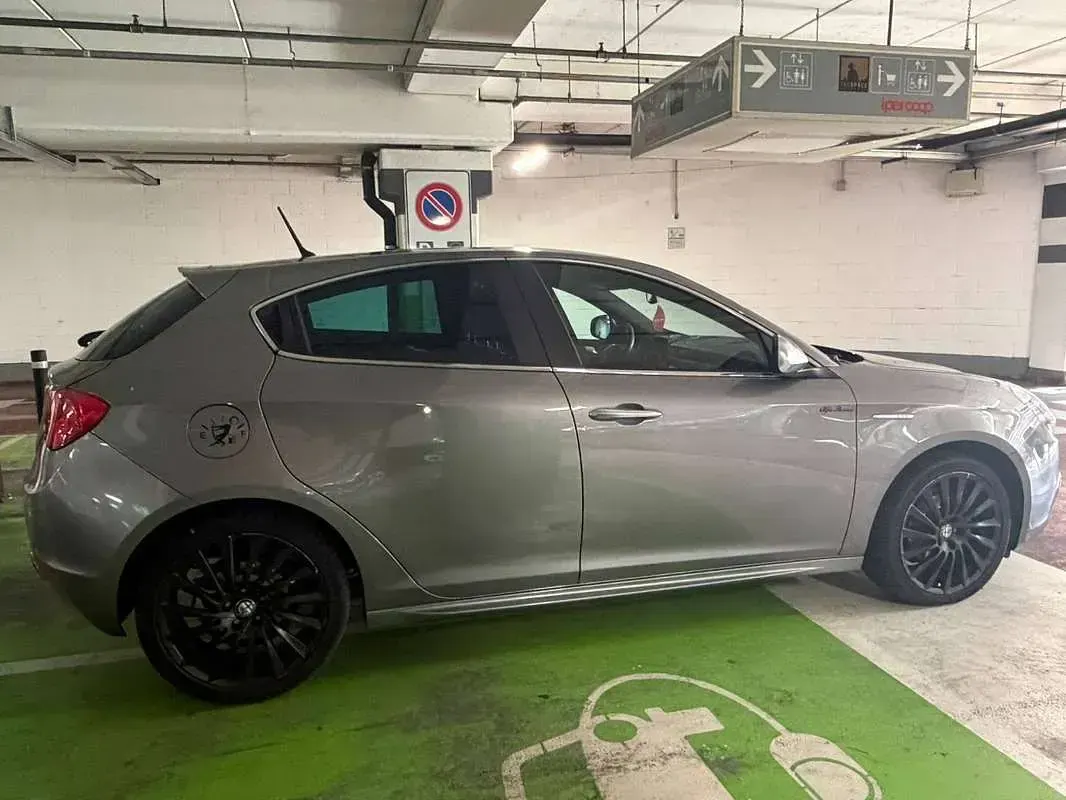 Usata Alfa Romeo Giulietta Distinctive 120 CV (88 kW) 2011 Grigio Utilitaria
