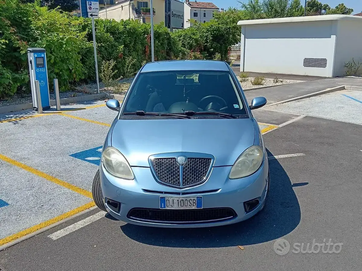 Usata Lancia Ypsilon 60 CV (44 kW) 2007 Bluazzurro Utilitaria