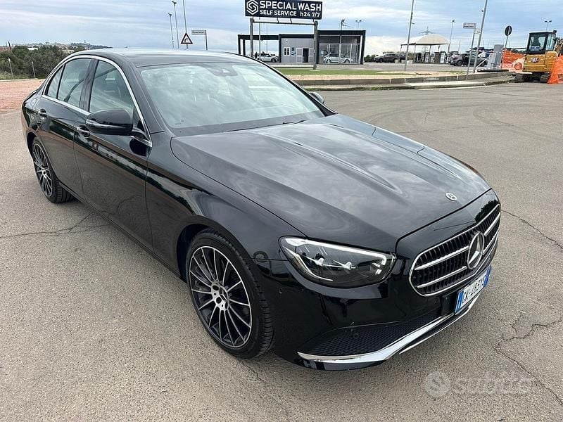 Nero Usata 2022 Mercedes E220 Tre volumi | 32.850 € (Super prezzo) - Immagine 1/4
