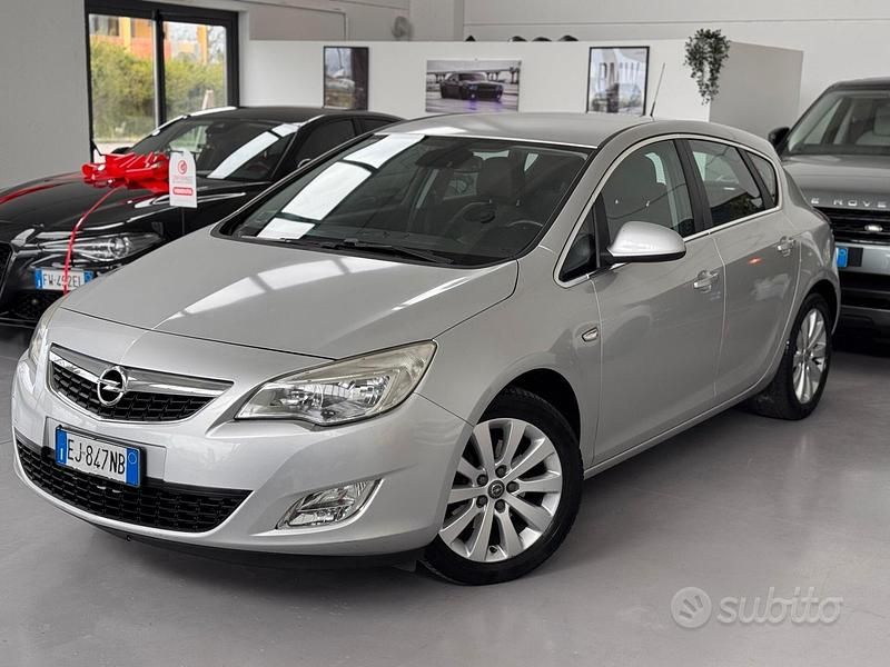 Usata Opel Astra Cosmo 110 CV (80 kW) 2011 Grigio Berlina