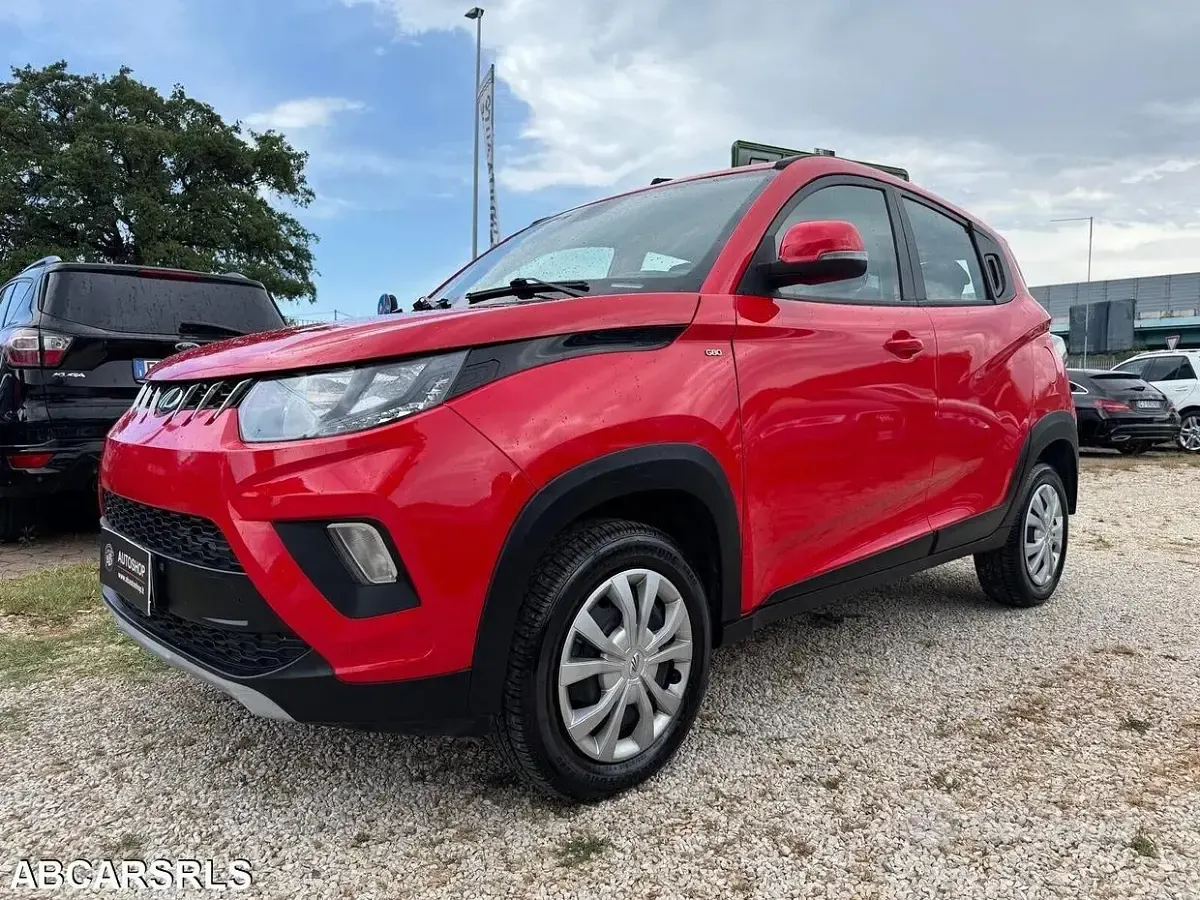 Usata Mahindra KUV100 83 CV (61 kW) 2025 Rosso SUV