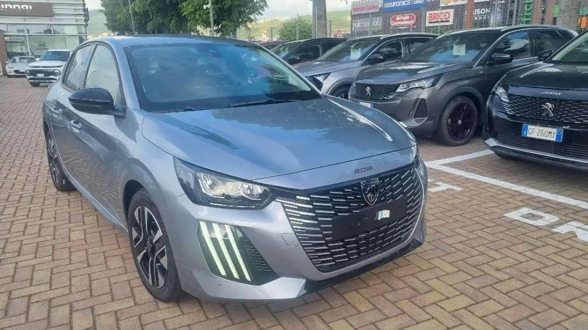 Usata Peugeot 208 Allure 101 CV (74 kW) 2024 Grigio scuro Utilitaria