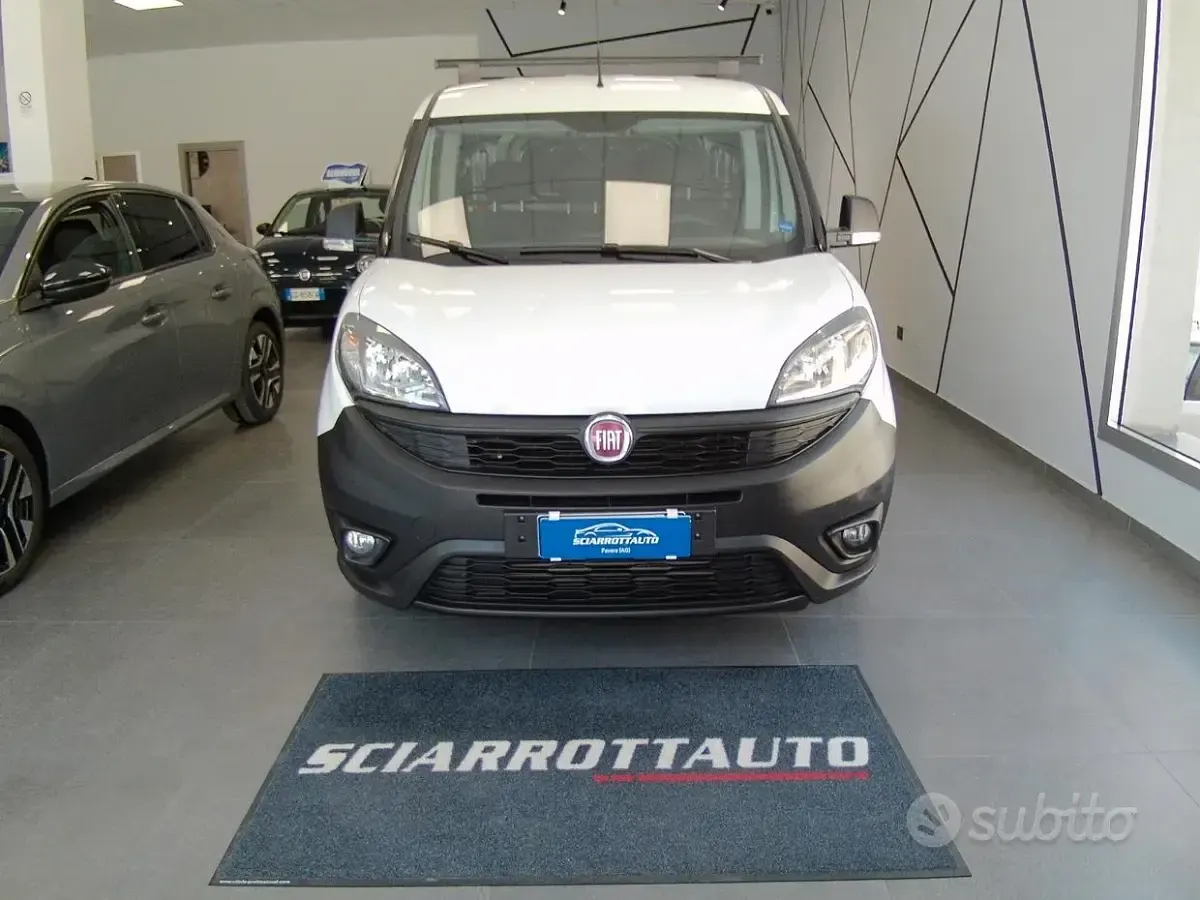 Usata Fiat Doblò Lounge 105 CV (77 kW) 2021 Bianco Monovolume