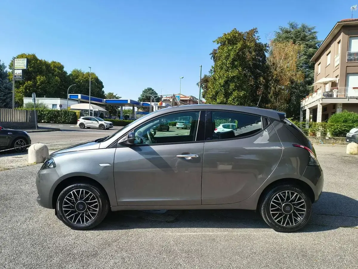 Usata Lancia Ypsilon 69 CV (50 kW) 2024 Grigio Utilitaria