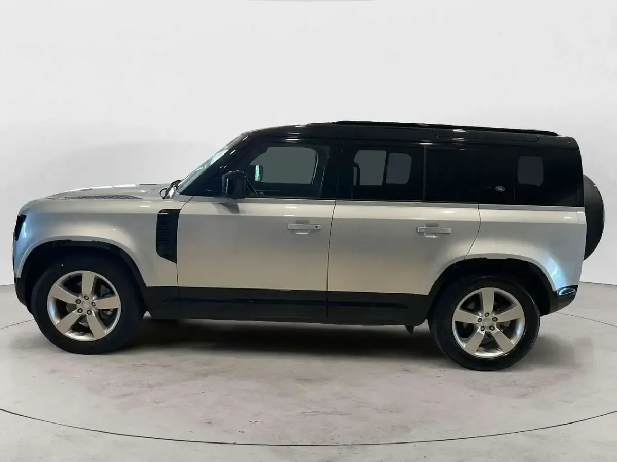 Usata Land Rover Defender SE Dynamic 200 CV (147 kW) 2023 Argento SUV