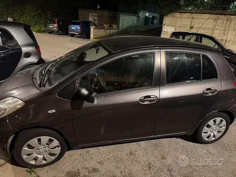 Usata Toyota Yaris 69 CV (50 kW) 2008 Grigio Utilitaria
