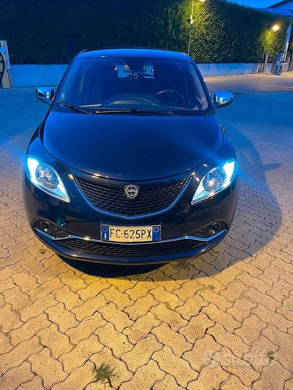 Usata Lancia Ypsilon 69 CV (50 kW) 2016 Nero Utilitaria
