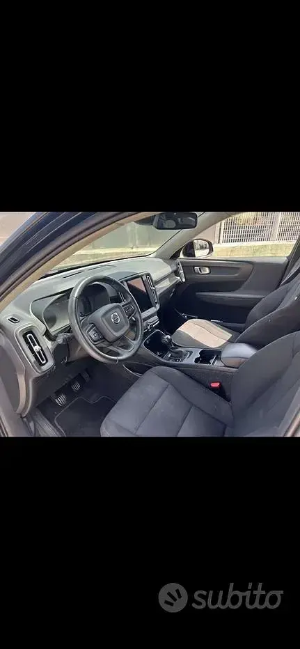 Usata Volvo XC40 Momentum 163 CV (119 kW) 2021 Nero SUV