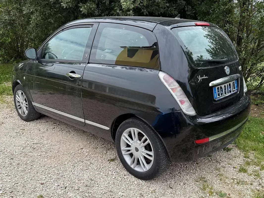 Gebraucht Lancia Ypsilon 75 PS (55 kW) 2010 Schwarz Kleinwagen
