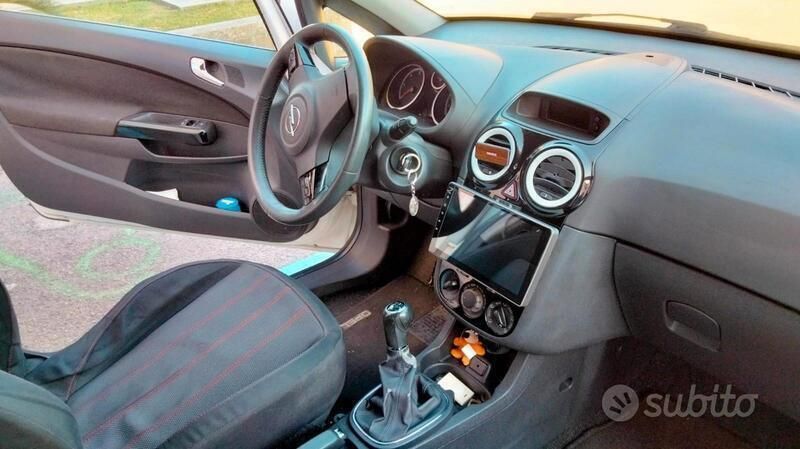 Usata Opel Corsa 75 CV (55 kW) 2011 Bianco Utilitaria