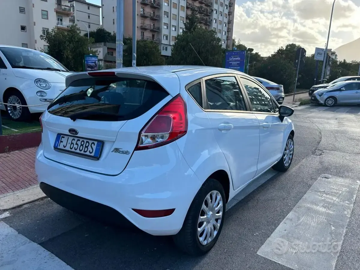Usata Ford Fiesta 92 CV (67 kW) 2017 Bianco Utilitaria