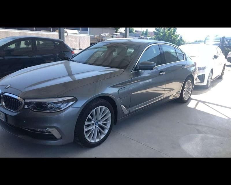 Grigio scuro Usata 2018 BMW 530e Sport Line Tre volumi | 22.900 € (Buon prezzo) - Immagine 1/4