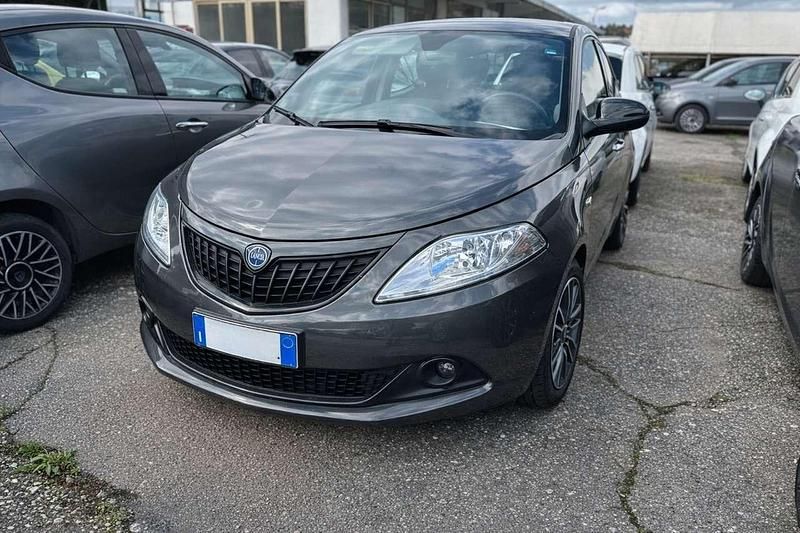Usata Lancia Ypsilon Silver 69 CV (50 kW) 2023 Grigio scuro Utilitaria