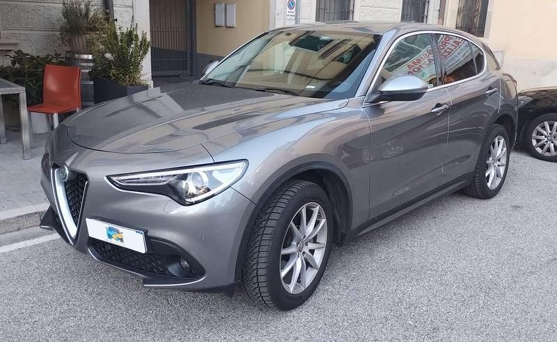 Usata Alfa Romeo Stelvio Executive 209 CV (153 kW) 2017 Grigio SUV