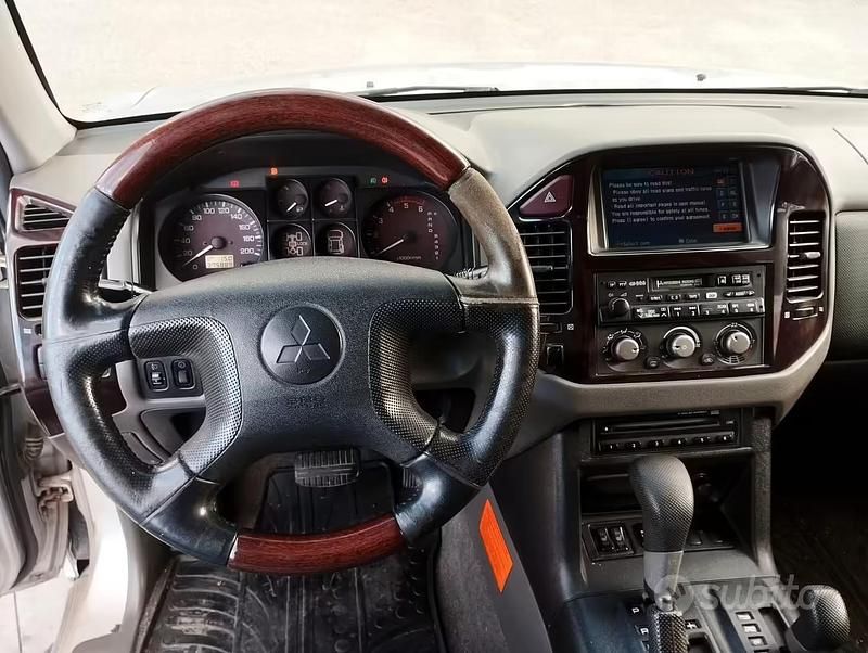 Usata Mitsubishi Pajero 160 CV (117 kW) 2002 Grigio SUV