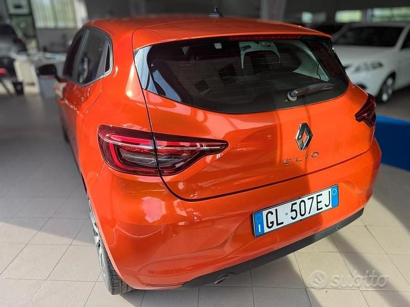 Usata Renault Clio V Equilibre 100 CV (73 kW) 2023 Arancione Berlina