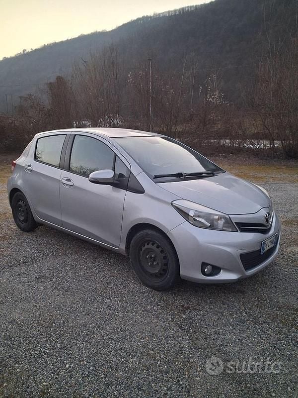 Usata Toyota Yaris 69 CV (50 kW) 2013 Grigio Utilitaria