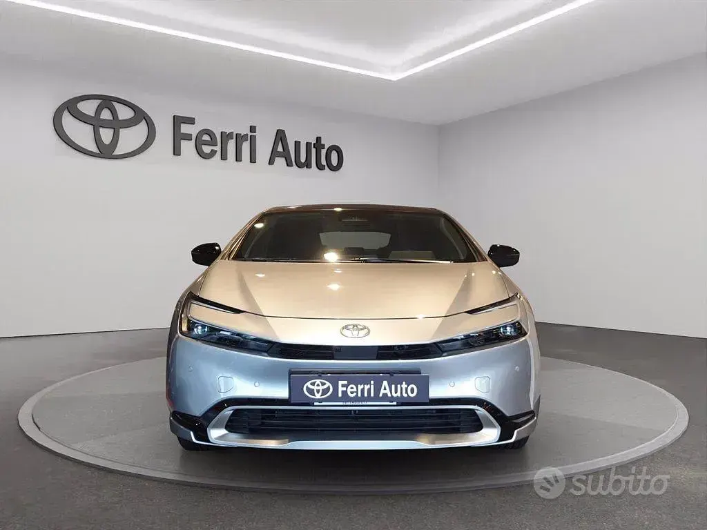 Nuova Toyota Prius Lounge+ 223 CV (164 kW) 2026 Grigio Utilitaria