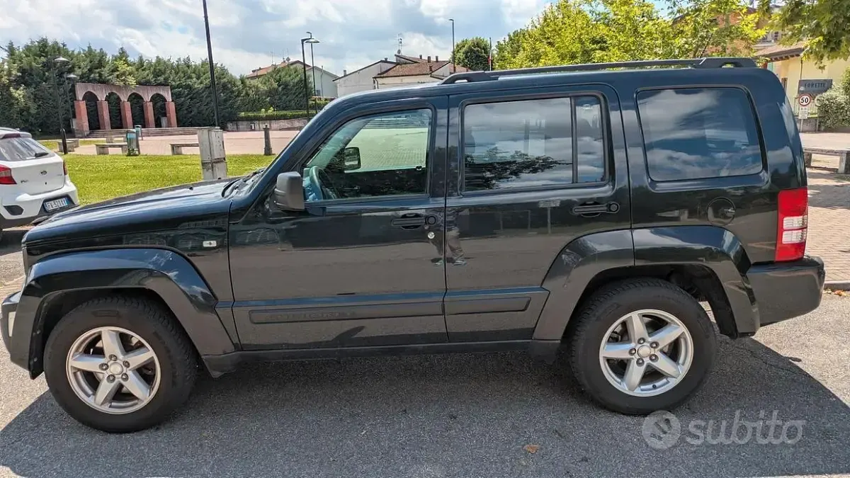 Usata Jeep Cherokee 200 CV (147 kW) 2011 Nero SUV